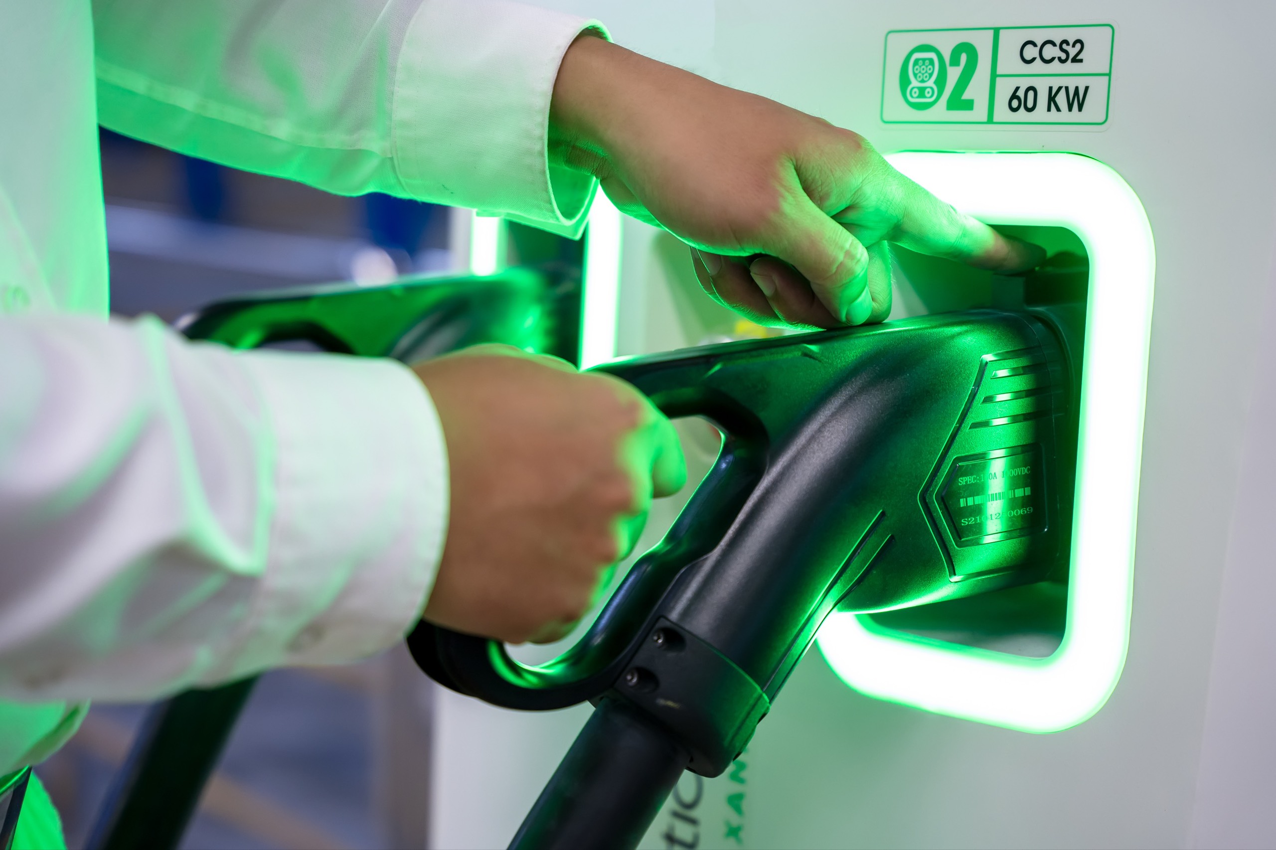 Cách sử dụng súng sạc VinFast 30 kW và 60 kW